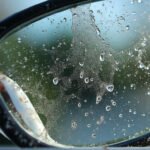 découvrez comment l'acidité des fientes d'oiseaux peut endommager et ronger le revêtement antireflet, et apprenez à protéger vos surfaces efficacement.