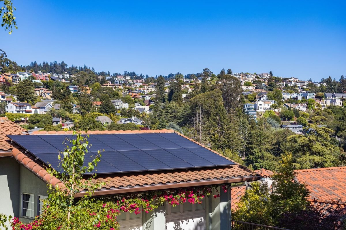 Panneaux solaires installés sur le toit d'une maison individuelle
